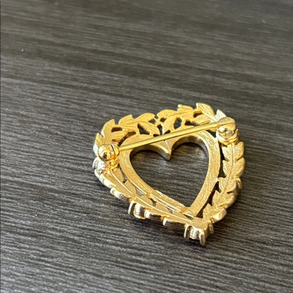 Vintage Crown Trifari “Dearest Heart”‎ Gold Toned Brooch Multicolor Rhinestones